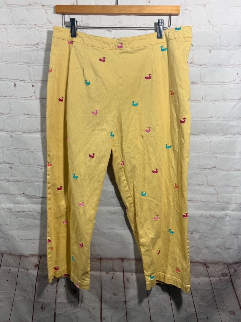 Duck Head Yellow Embroidered Multicolored Ducks Capris Womens Size 14P *READ*